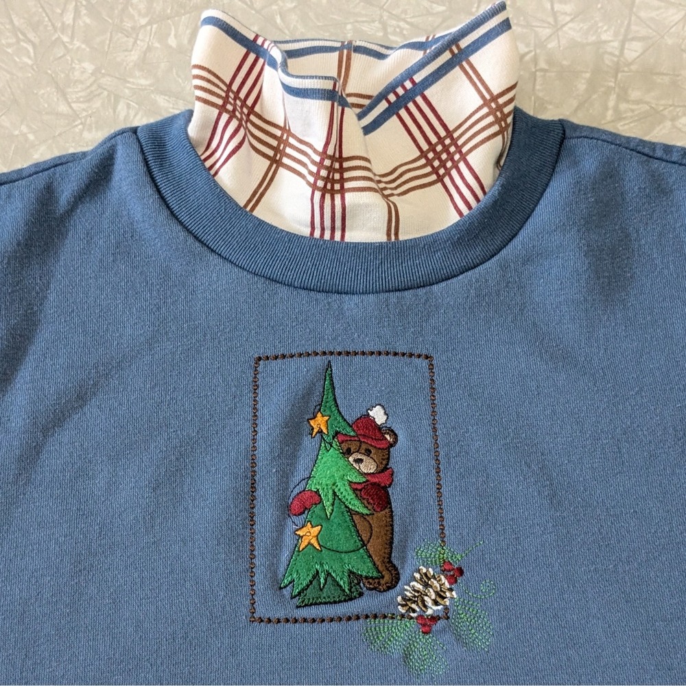 Vintage 90s Embroidered Christmas Tree Bear Plaid Mock Neck Sweatshirt Blue L